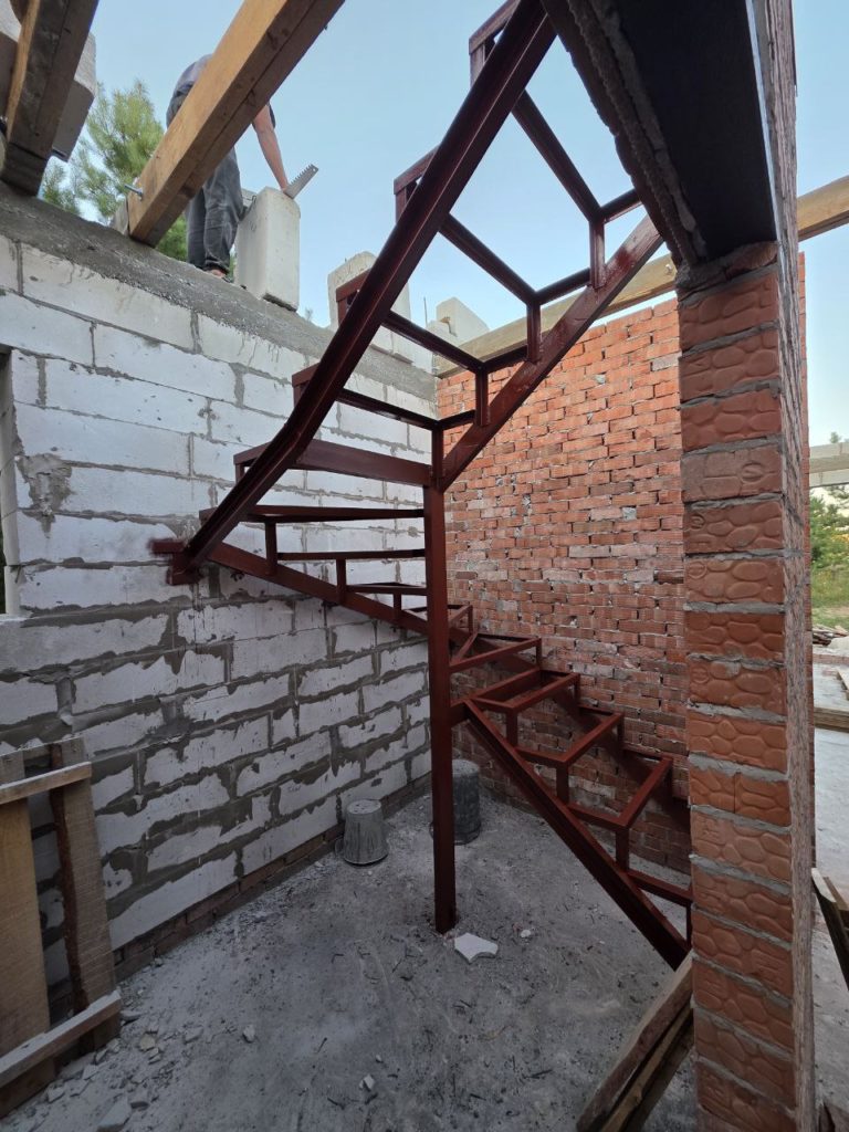 металлические каркасы лестницы из швеллера